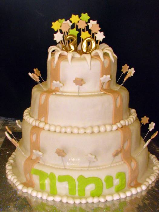 עוגת יום הולדת 4 קומות הגיל יוצא מהעוגה
